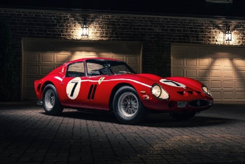 На аукціоні RM Sotheby’s у Нью-Йорку унікальний Ferrari 250 GTO 1962 року знайшов свого нового власника, придбавший його за рекордну ціну – 51,7 мільйона доларів