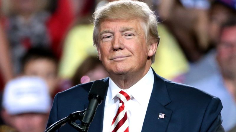 Трамп хоче звільнити радника через зв’язки з журналістом