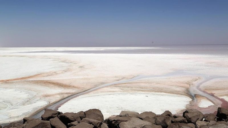 Найбільше солоне озеро Азії перетворилося на пустелю