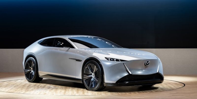 Mazda представила два концепти: седан-купе та компактний хетчбек