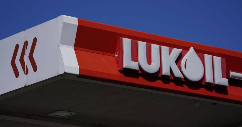 Санкції США змусили Лукойл шукати покупців на свої закордонні активи