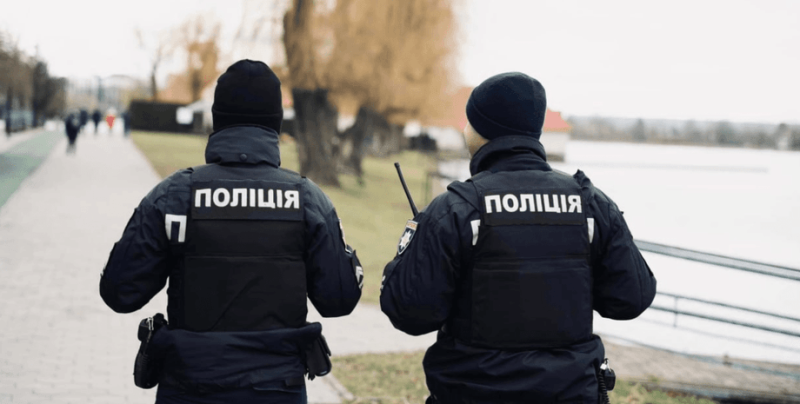 У Києві поліцейських підозрюють у побитті чоловіка біля військкомату